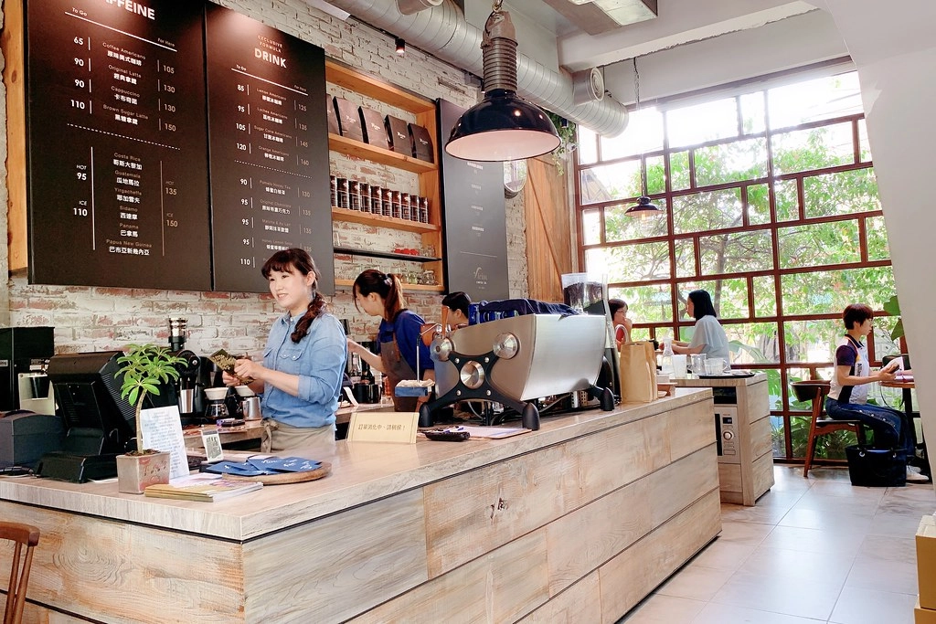 右舍咖啡｜森林系玻璃落地窗右舍咖啡館，咖啡甜點都很優質，老宅改建超人氣咖啡館 @飛天璇的口袋