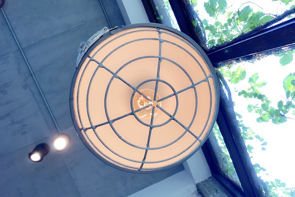 右舍咖啡｜森林系玻璃落地窗右舍咖啡館，咖啡甜點都很優質，老宅改建超人氣咖啡館 @飛天璇的口袋