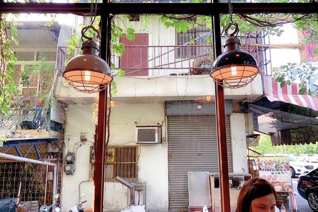 右舍咖啡｜森林系玻璃落地窗右舍咖啡館，咖啡甜點都很優質，老宅改建超人氣咖啡館 @飛天璇的口袋