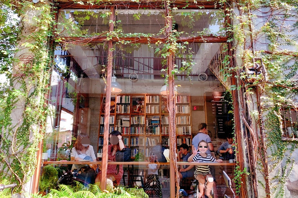 右舍咖啡｜森林系玻璃落地窗右舍咖啡館，咖啡甜點都很優質，老宅改建超人氣咖啡館 @飛天璇的口袋