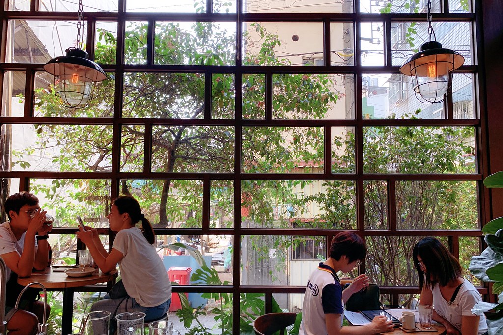 右舍咖啡｜森林系玻璃落地窗右舍咖啡館，咖啡甜點都很優質，老宅改建超人氣咖啡館 @飛天璇的口袋