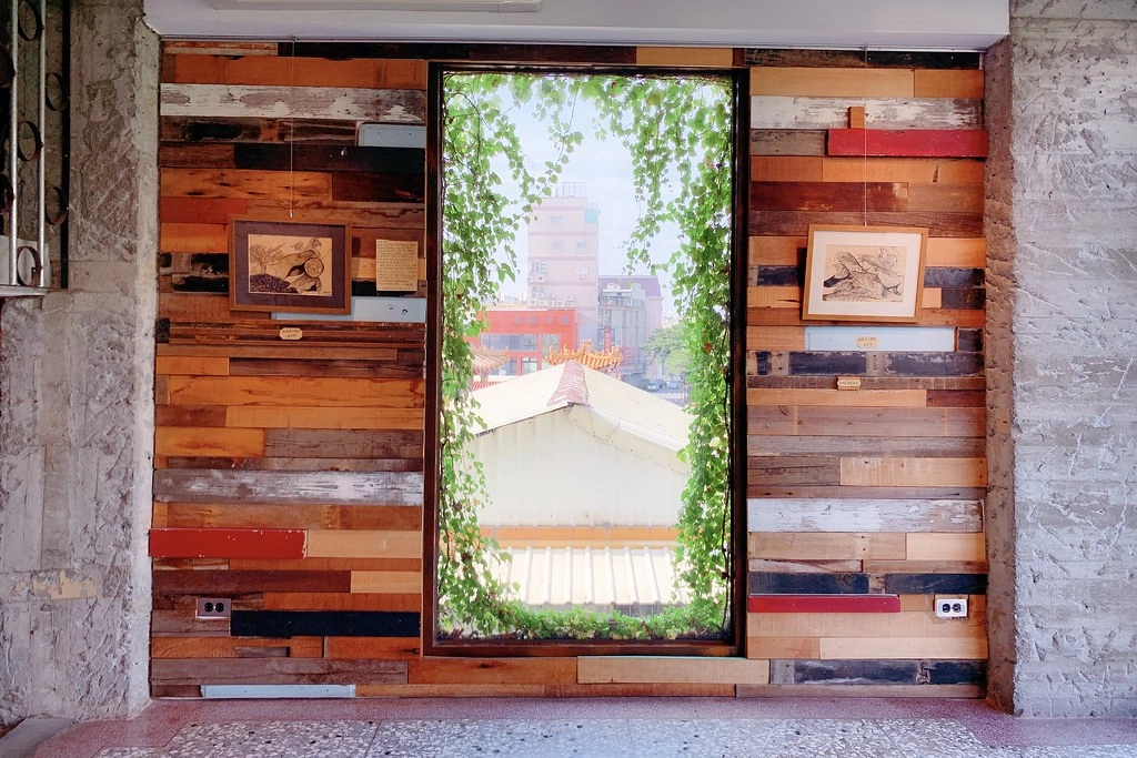 右舍咖啡｜森林系玻璃落地窗右舍咖啡館，咖啡甜點都很優質，老宅改建超人氣咖啡館 @飛天璇的口袋