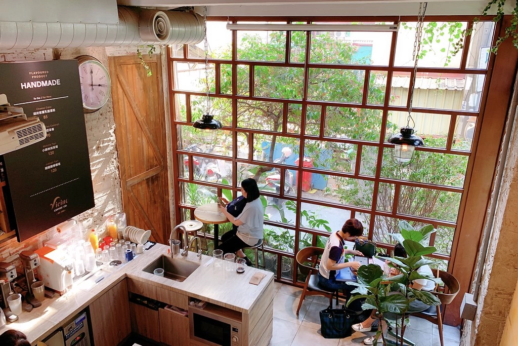 右舍咖啡｜森林系玻璃落地窗右舍咖啡館，咖啡甜點都很優質，老宅改建超人氣咖啡館 @飛天璇的口袋