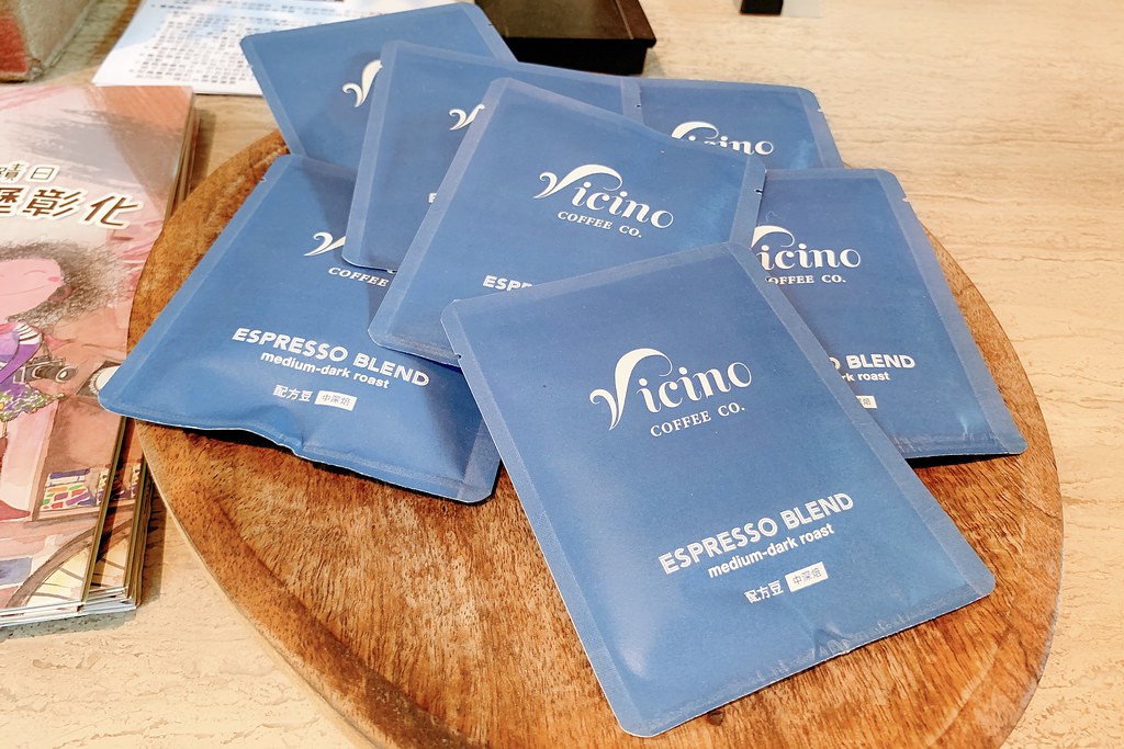 右舍咖啡｜森林系玻璃落地窗右舍咖啡館，咖啡甜點都很優質，老宅改建超人氣咖啡館 @飛天璇的口袋