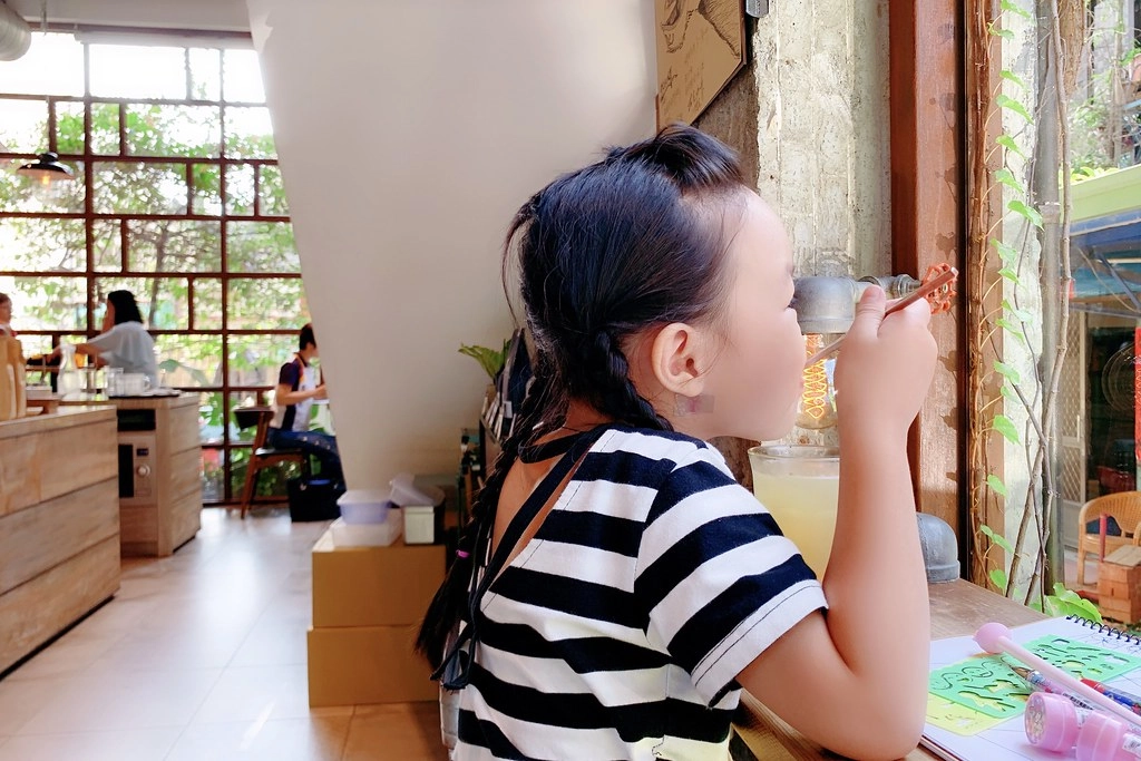 右舍咖啡｜森林系玻璃落地窗右舍咖啡館，咖啡甜點都很優質，老宅改建超人氣咖啡館 @飛天璇的口袋