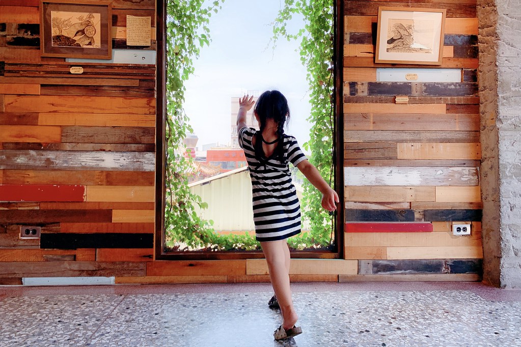 右舍咖啡｜森林系玻璃落地窗右舍咖啡館，咖啡甜點都很優質，老宅改建超人氣咖啡館 @飛天璇的口袋