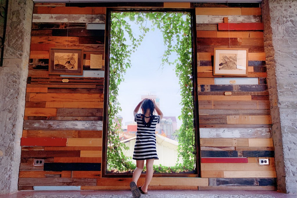 右舍咖啡｜森林系玻璃落地窗右舍咖啡館，咖啡甜點都很優質，老宅改建超人氣咖啡館 @飛天璇的口袋