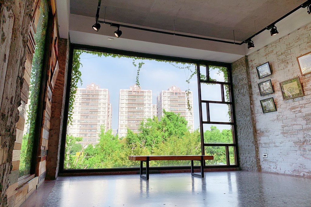 右舍咖啡｜森林系玻璃落地窗右舍咖啡館，咖啡甜點都很優質，老宅改建超人氣咖啡館 @飛天璇的口袋