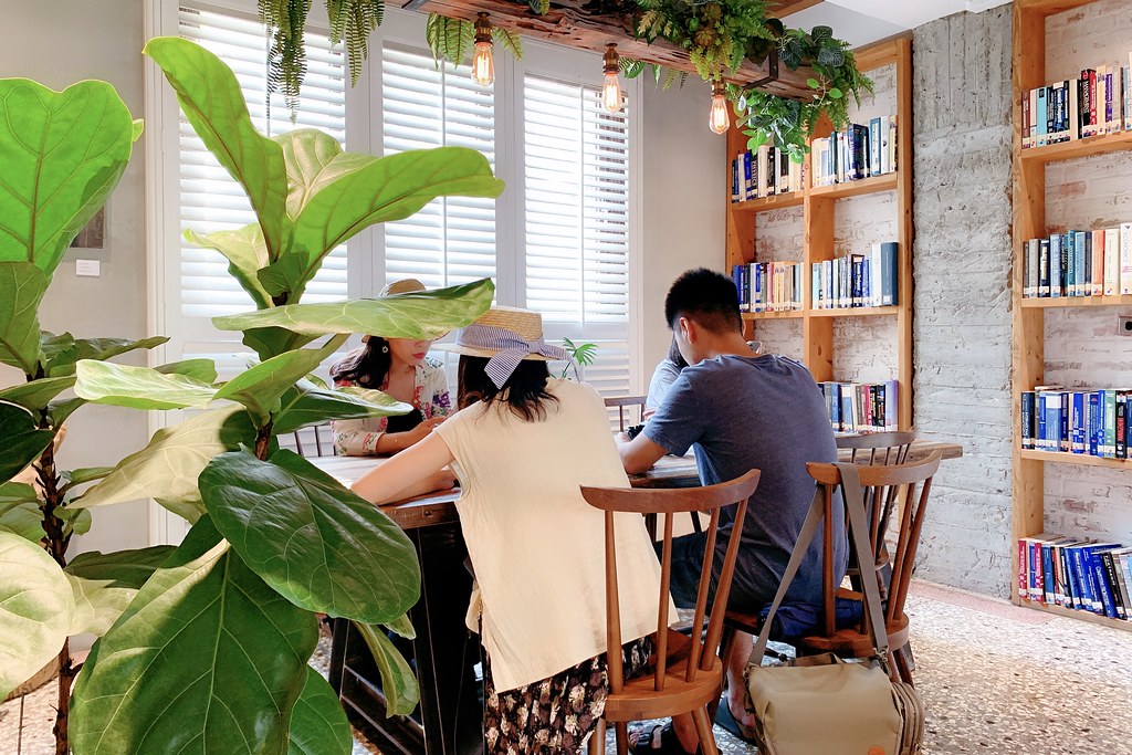 右舍咖啡｜森林系玻璃落地窗右舍咖啡館，咖啡甜點都很優質，老宅改建超人氣咖啡館 @飛天璇的口袋