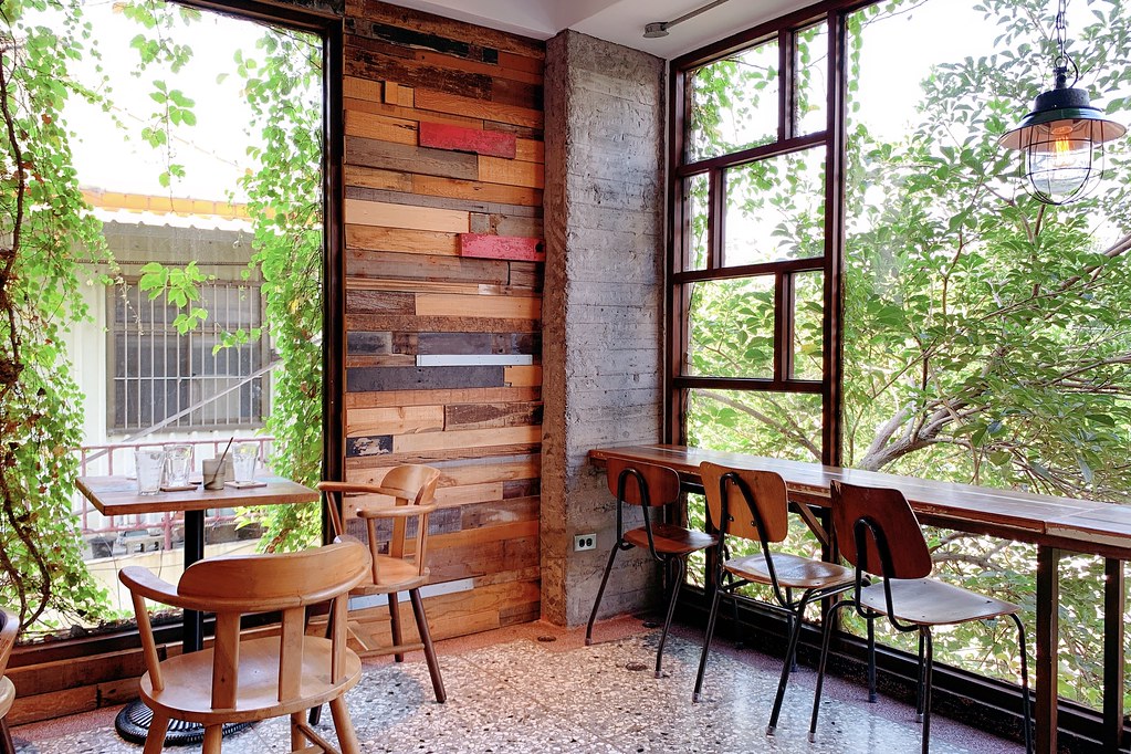 右舍咖啡｜森林系玻璃落地窗右舍咖啡館，咖啡甜點都很優質，老宅改建超人氣咖啡館 @飛天璇的口袋