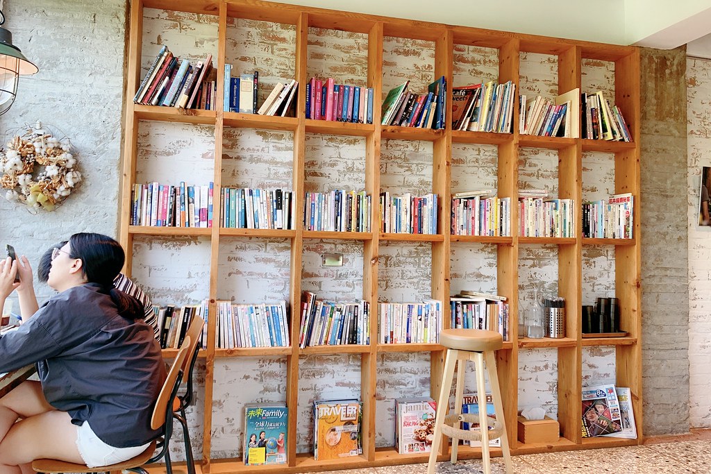 右舍咖啡｜森林系玻璃落地窗右舍咖啡館，咖啡甜點都很優質，老宅改建超人氣咖啡館 @飛天璇的口袋