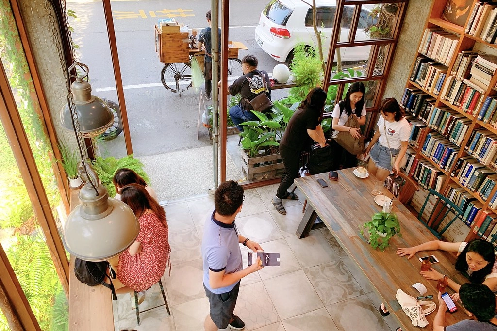 右舍咖啡｜森林系玻璃落地窗右舍咖啡館，咖啡甜點都很優質，老宅改建超人氣咖啡館 @飛天璇的口袋