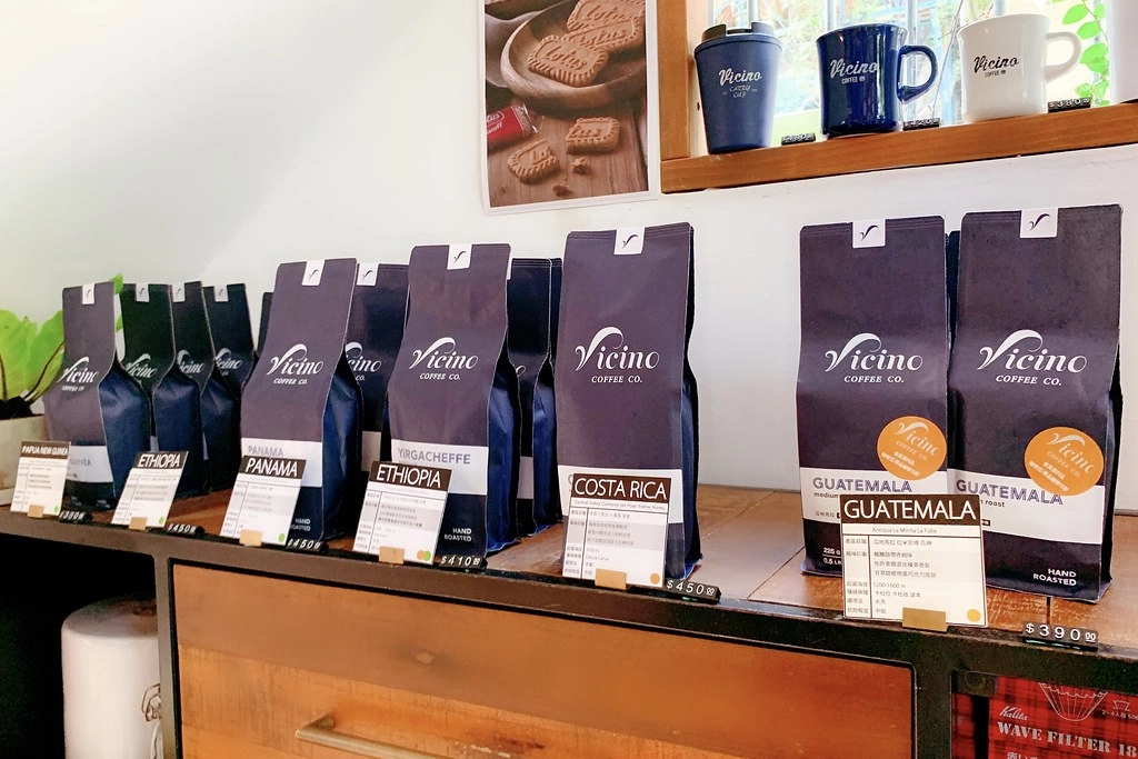 右舍咖啡｜森林系玻璃落地窗右舍咖啡館，咖啡甜點都很優質，老宅改建超人氣咖啡館 @飛天璇的口袋