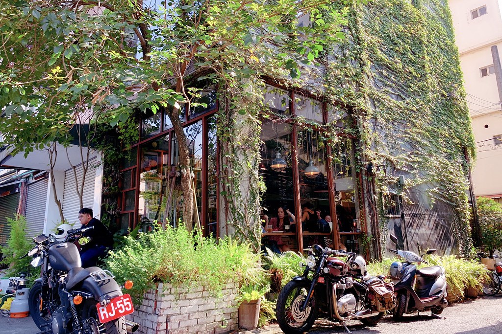 右舍咖啡｜森林系玻璃落地窗右舍咖啡館，咖啡甜點都很優質，老宅改建超人氣咖啡館 @飛天璇的口袋