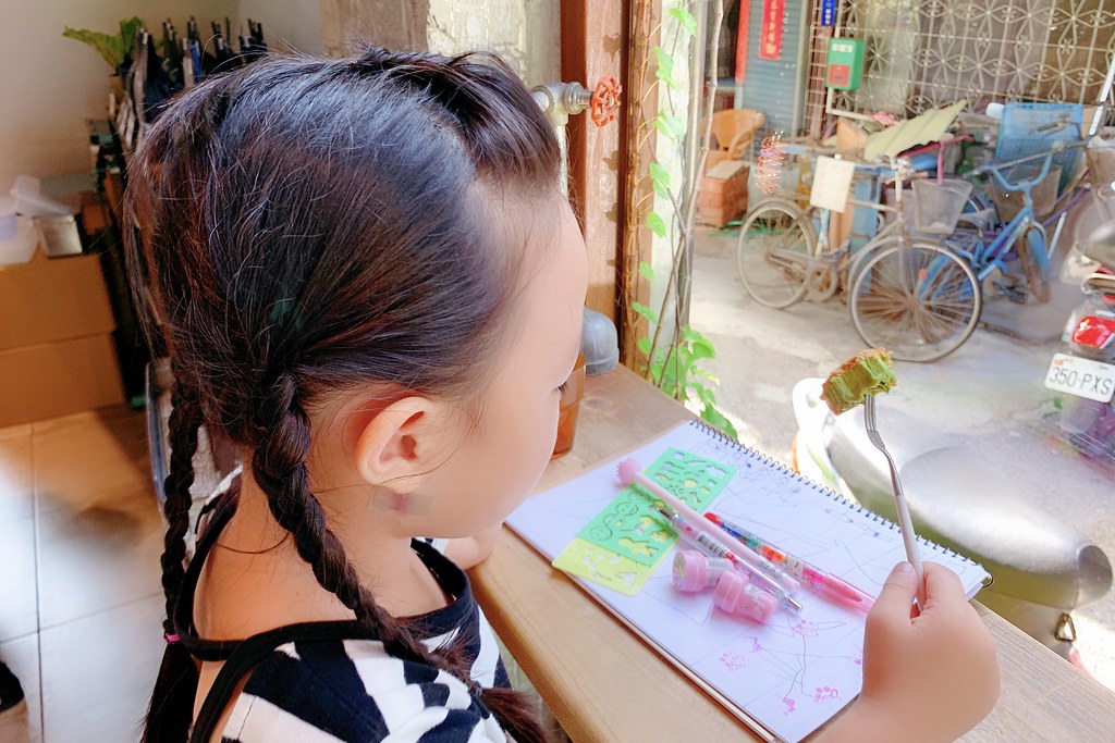 右舍咖啡｜森林系玻璃落地窗右舍咖啡館，咖啡甜點都很優質，老宅改建超人氣咖啡館 @飛天璇的口袋