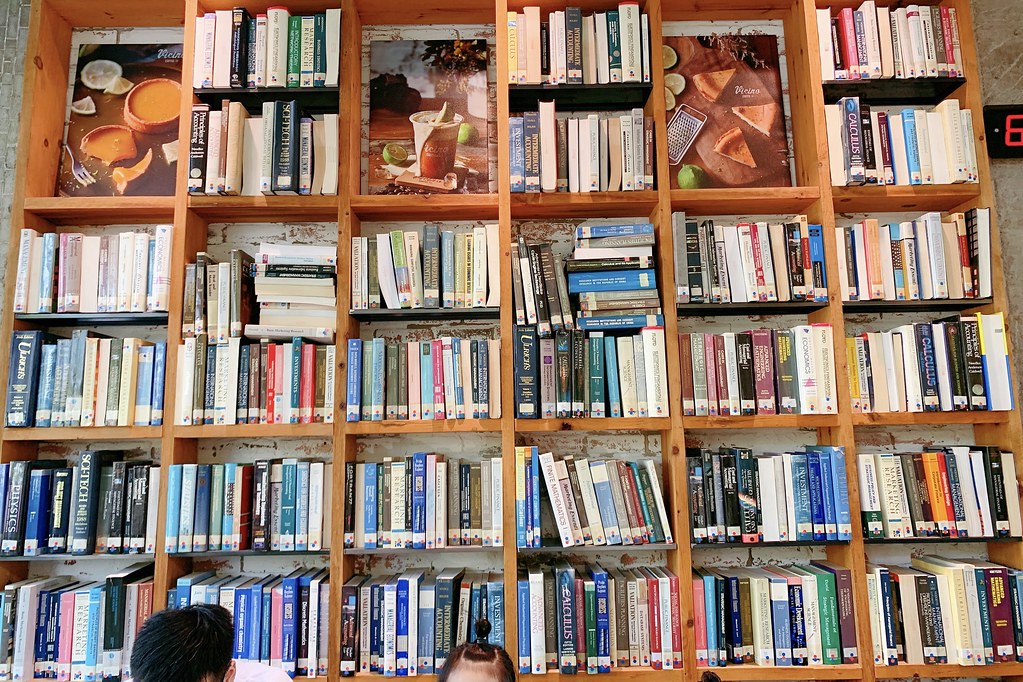 右舍咖啡｜森林系玻璃落地窗右舍咖啡館，咖啡甜點都很優質，老宅改建超人氣咖啡館 @飛天璇的口袋