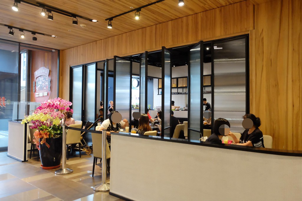 咖啡弄 Coffee Alley┃台中西區：紅到國外的鬆餅專賣店，台中店進駐金典綠園道一樓 @飛天璇的口袋