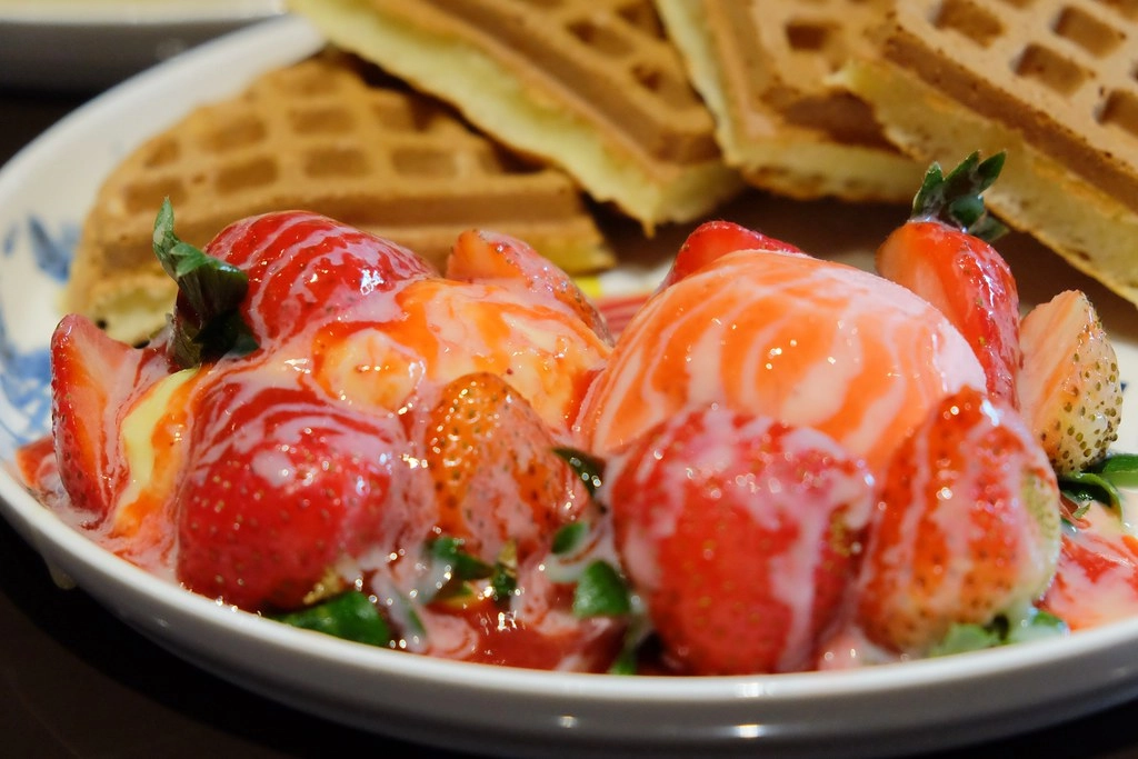 咖啡弄 Coffee Alley┃台中西區：紅到國外的鬆餅專賣店，台中店進駐金典綠園道一樓 @飛天璇的口袋