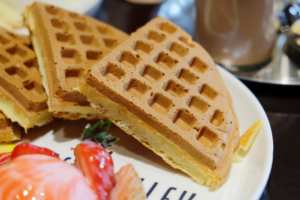 咖啡弄 Coffee Alley┃台中西區：紅到國外的鬆餅專賣店，台中店進駐金典綠園道一樓 @飛天璇的口袋