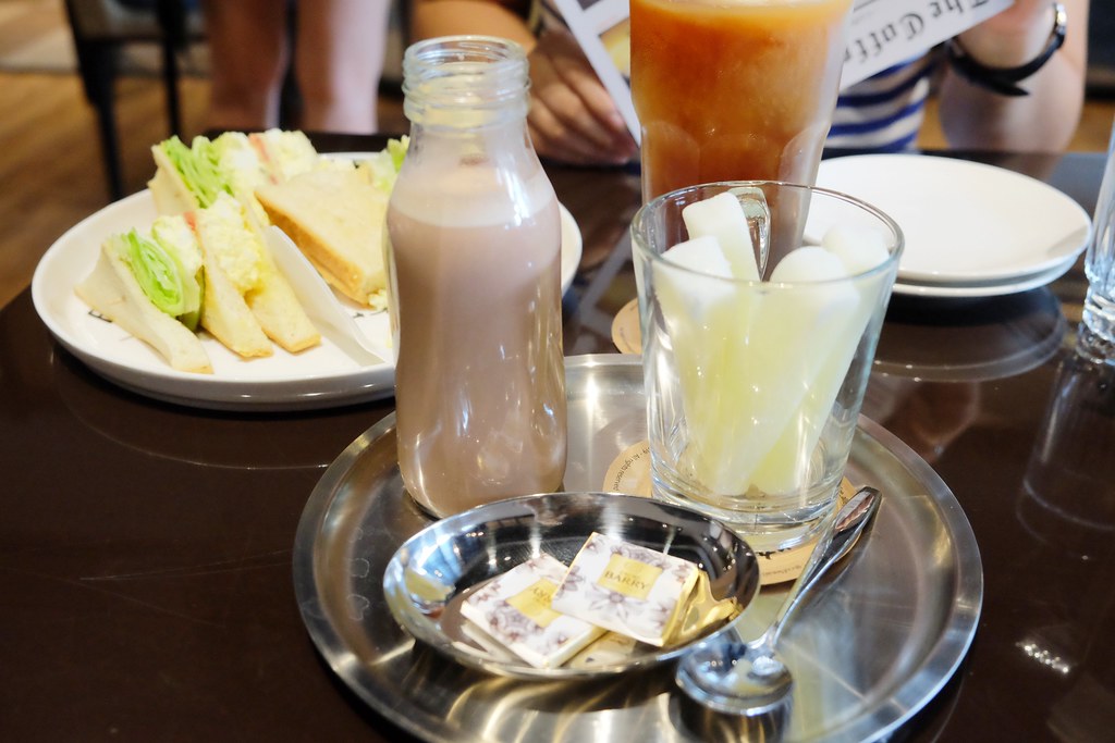 咖啡弄 Coffee Alley┃台中西區：紅到國外的鬆餅專賣店，台中店進駐金典綠園道一樓 @飛天璇的口袋