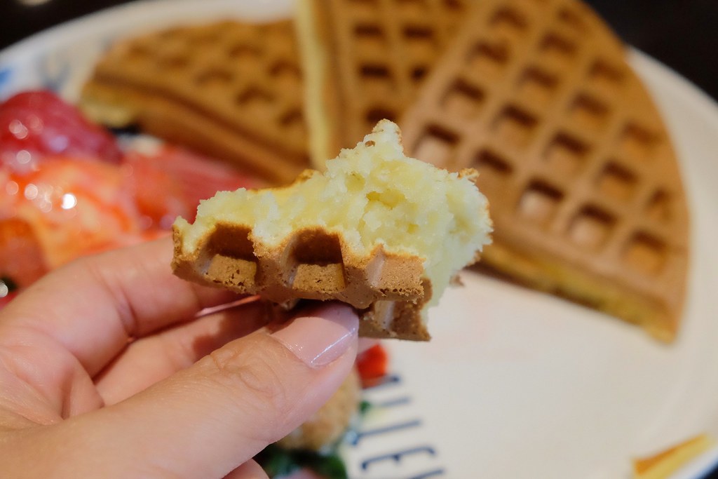 咖啡弄 Coffee Alley┃台中西區：紅到國外的鬆餅專賣店，台中店進駐金典綠園道一樓 @飛天璇的口袋