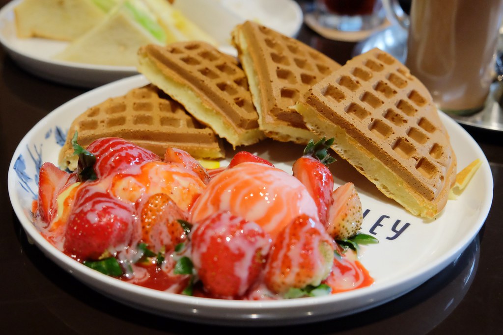 咖啡弄 Coffee Alley┃台中西區：紅到國外的鬆餅專賣店，台中店進駐金典綠園道一樓 @飛天璇的口袋