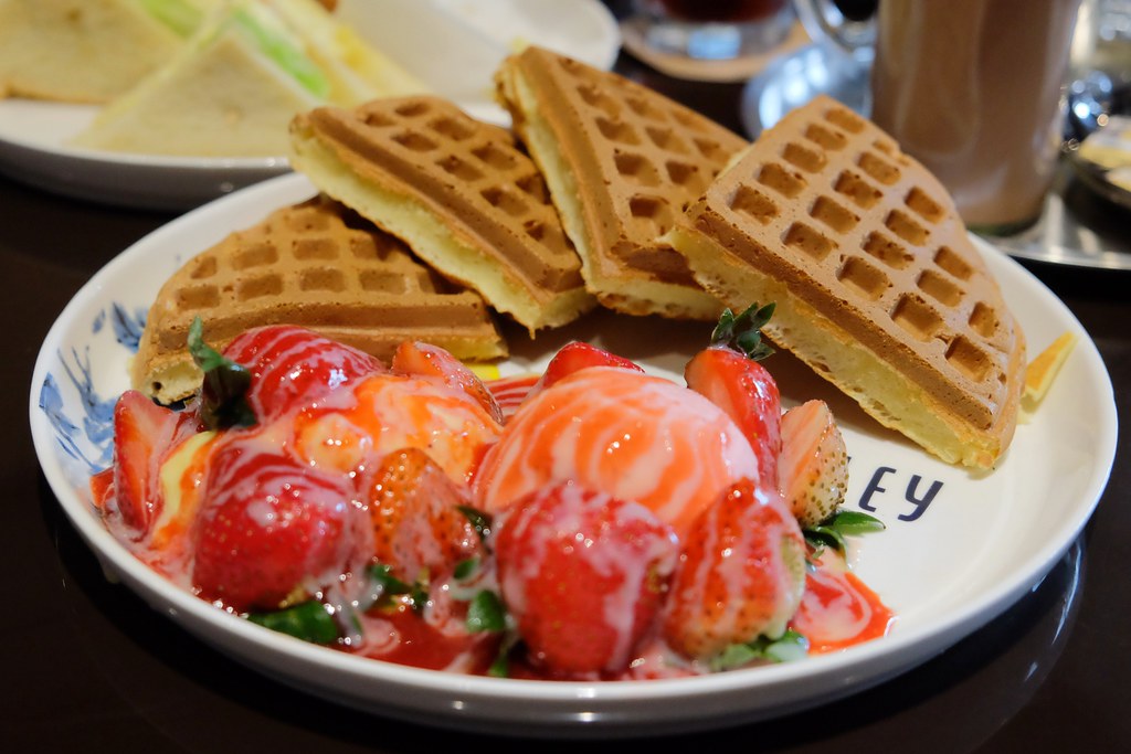 咖啡弄 Coffee Alley┃台中西區：紅到國外的鬆餅專賣店，台中店進駐金典綠園道一樓 @飛天璇的口袋