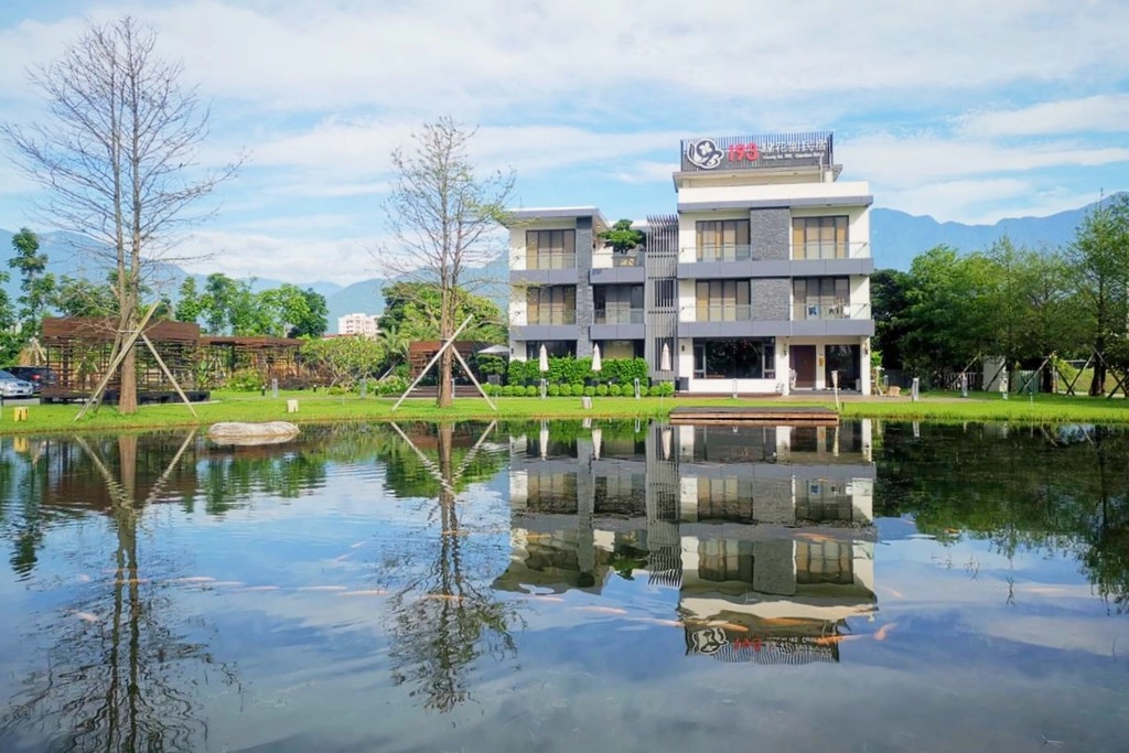 【花蓮吉安】193線花園民宿 Garden B&B~落雨松湖泊和露天泳池，前庭綠色草地圍繞，享受放鬆的自然環境 @飛天璇的口袋