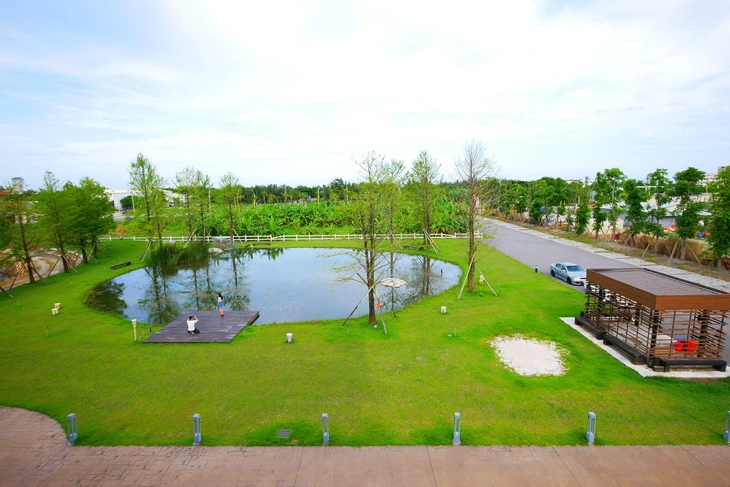 【花蓮吉安】193線花園民宿 Garden B&B~落雨松湖泊和露天泳池，前庭綠色草地圍繞，享受放鬆的自然環境 @飛天璇的口袋