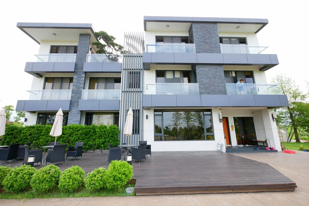 【花蓮吉安】193線花園民宿 Garden B&B~落雨松湖泊和露天泳池，前庭綠色草地圍繞，享受放鬆的自然環境 @飛天璇的口袋