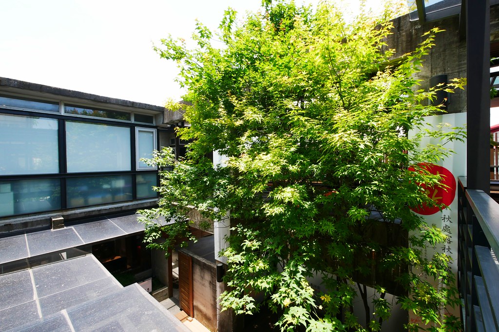 花蓮美食｜王記茶舖｜花蓮版春水堂之稱的王記茶舖，漂亮的類清水模建築，充滿禪意的中式古典，聊天吃飯的好去趣 @飛天璇的口袋