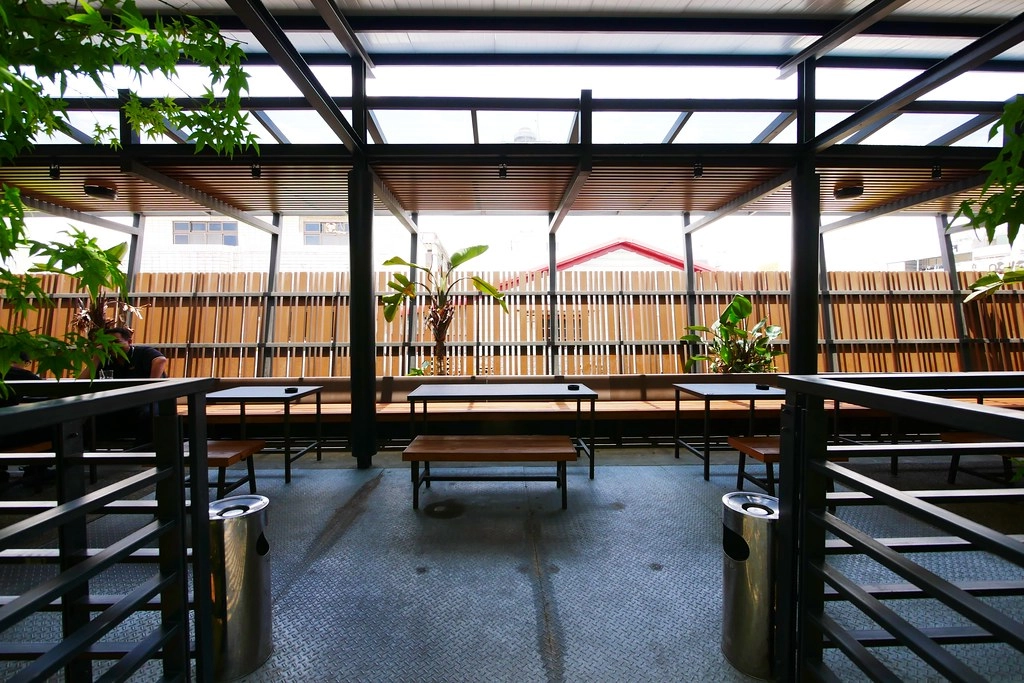 花蓮美食｜王記茶舖｜花蓮版春水堂之稱的王記茶舖，漂亮的類清水模建築，充滿禪意的中式古典，聊天吃飯的好去趣 @飛天璇的口袋