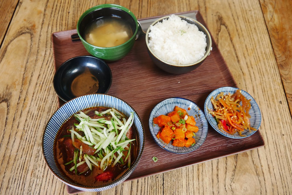 花蓮美食｜王記茶舖｜花蓮版春水堂之稱的王記茶舖，漂亮的類清水模建築，充滿禪意的中式古典，聊天吃飯的好去趣 @飛天璇的口袋