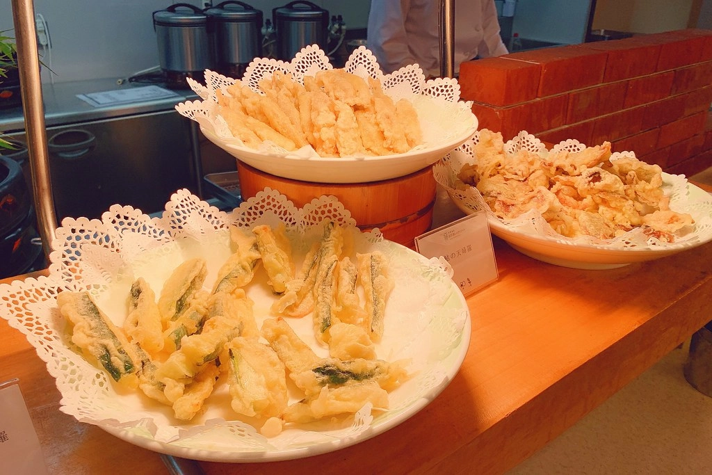 日本秋田｜田澤湖溫泉渡假村 田沢湖レイクリゾート．晚餐自助百匯松葉蟹吃到飽，位於田澤湖畔的溫泉飯店 @飛天璇的口袋