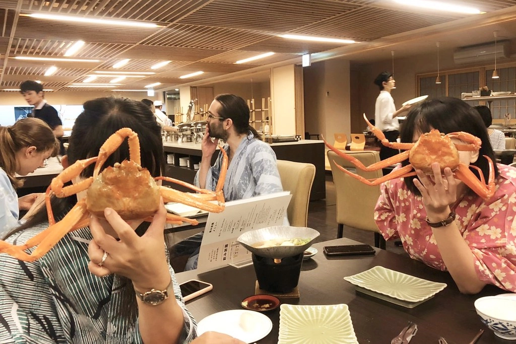 日本秋田｜田澤湖溫泉渡假村 田沢湖レイクリゾート．晚餐自助百匯松葉蟹吃到飽，位於田澤湖畔的溫泉飯店 @飛天璇的口袋