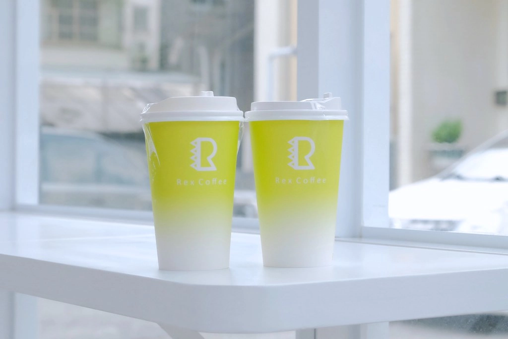 Rex Coffee瑞克斯咖啡｜純白極簡現代風建築，使用勞斯萊斯級的La Marzocco咖啡機，奶蓋、拿鐵系列外送銅板價 @飛天璇的口袋