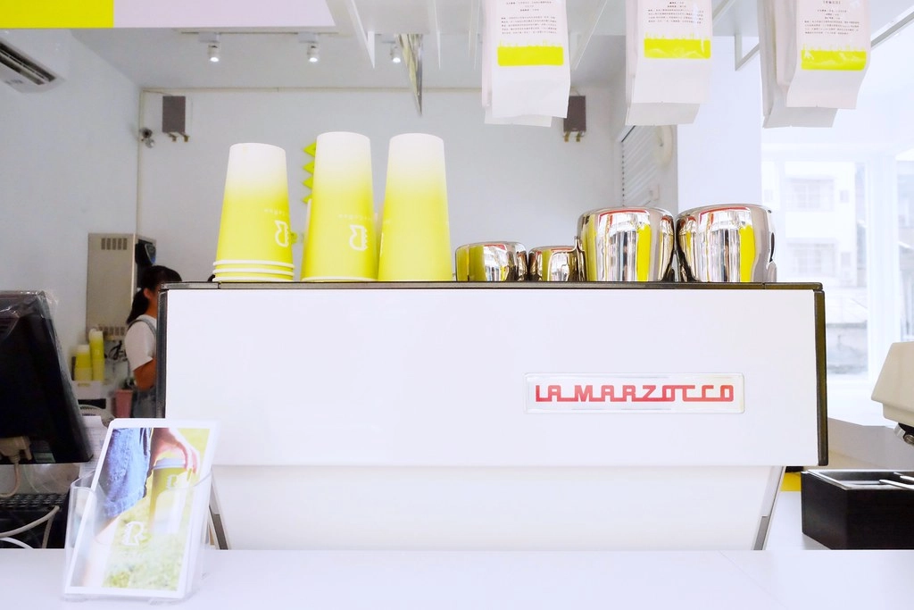 Rex Coffee瑞克斯咖啡｜純白極簡現代風建築，使用勞斯萊斯級的La Marzocco咖啡機，奶蓋、拿鐵系列外送銅板價 @飛天璇的口袋