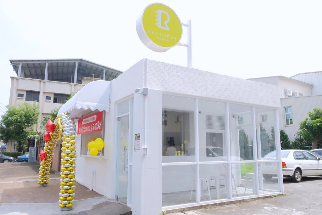 Rex Coffee瑞克斯咖啡｜純白極簡現代風建築，使用勞斯萊斯級的La Marzocco咖啡機，奶蓋、拿鐵系列外送銅板價 @飛天璇的口袋