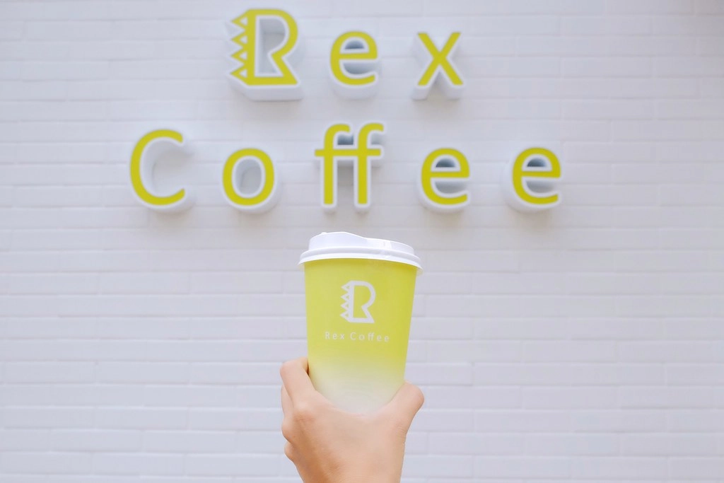 Rex Coffee瑞克斯咖啡｜純白極簡現代風建築，使用勞斯萊斯級的La Marzocco咖啡機，奶蓋、拿鐵系列外送銅板價 @飛天璇的口袋