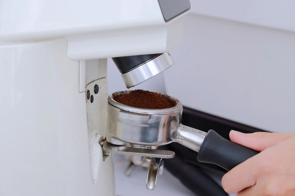 Rex Coffee瑞克斯咖啡｜純白極簡現代風建築，使用勞斯萊斯級的La Marzocco咖啡機，奶蓋、拿鐵系列外送銅板價 @飛天璇的口袋