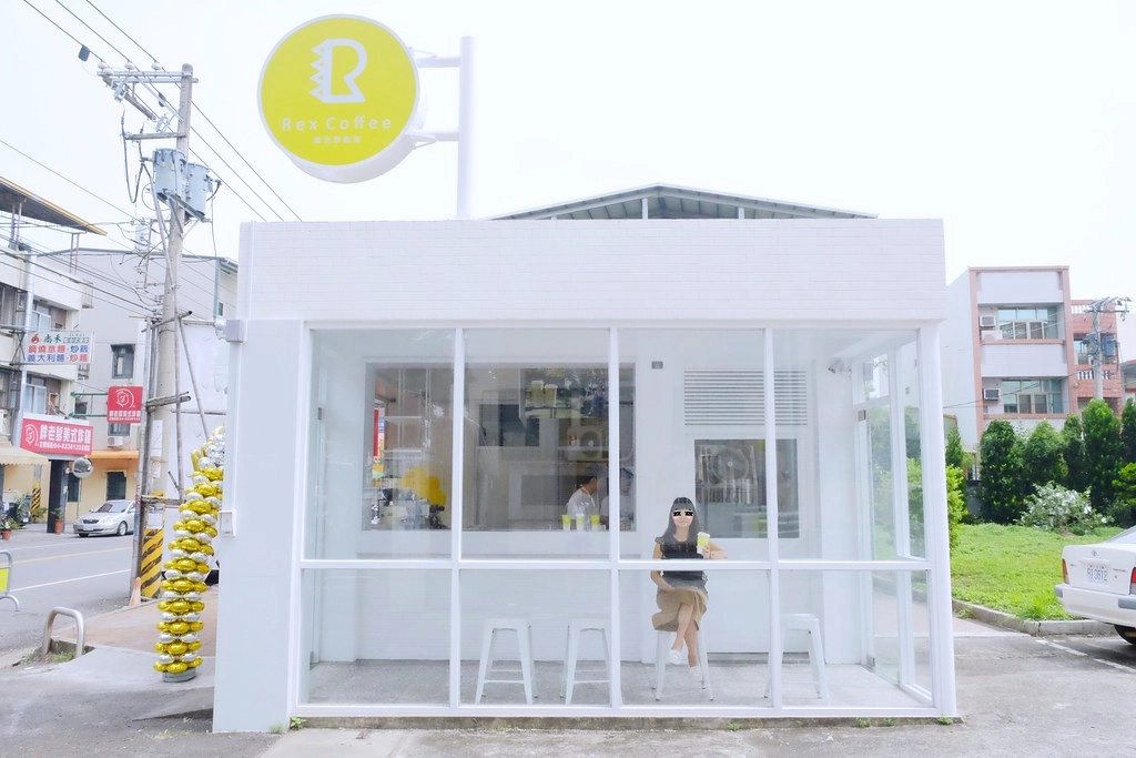 Rex Coffee瑞克斯咖啡｜純白極簡現代風建築，使用勞斯萊斯級的La Marzocco咖啡機，奶蓋、拿鐵系列外送銅板價 @飛天璇的口袋