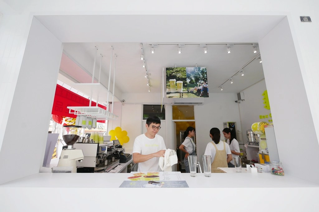 Rex Coffee瑞克斯咖啡｜純白極簡現代風建築，使用勞斯萊斯級的La Marzocco咖啡機，奶蓋、拿鐵系列外送銅板價 @飛天璇的口袋