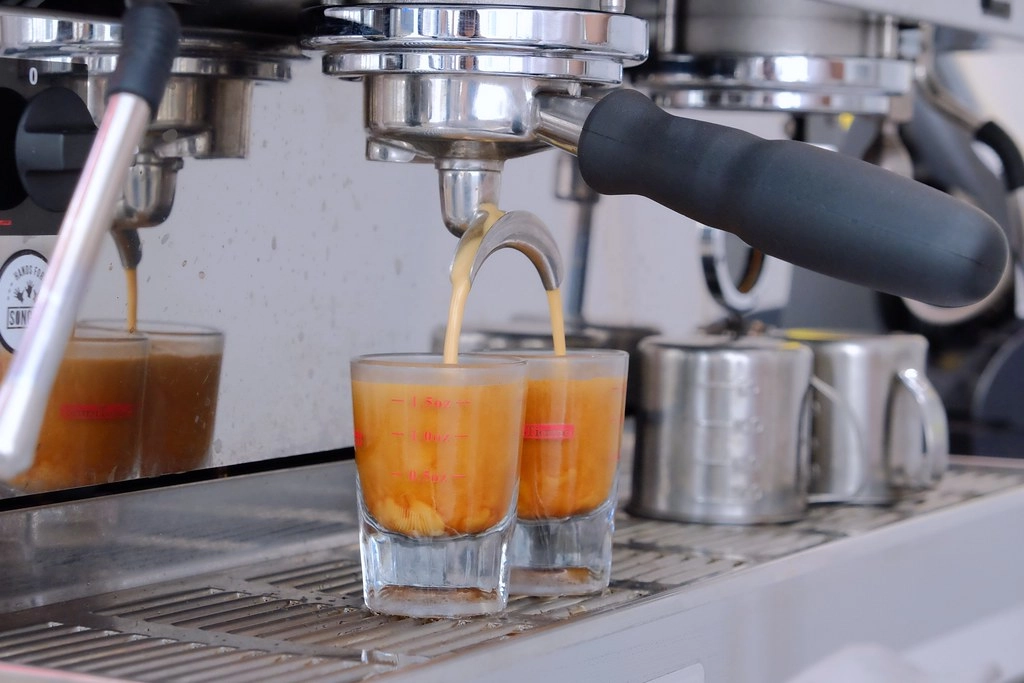 Rex Coffee瑞克斯咖啡｜純白極簡現代風建築，使用勞斯萊斯級的La Marzocco咖啡機，奶蓋、拿鐵系列外送銅板價 @飛天璇的口袋