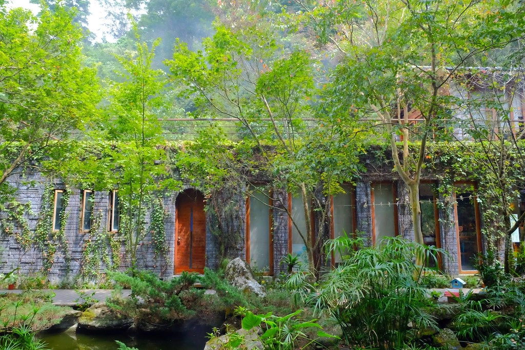 苗栗三義｜綠葉方舟，隱身於山林裡的森林系餐廳，大片草池湖畔美景超療癒 @飛天璇的口袋