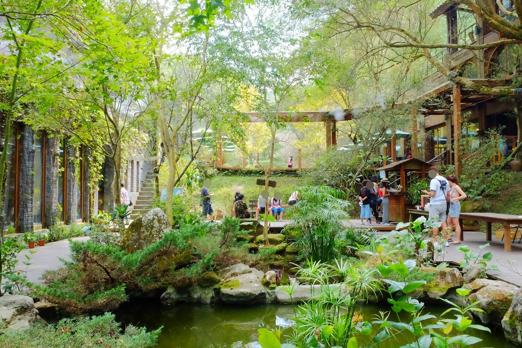 苗栗三義｜綠葉方舟，隱身於山林裡的森林系餐廳，大片草池湖畔美景超療癒 @飛天璇的口袋