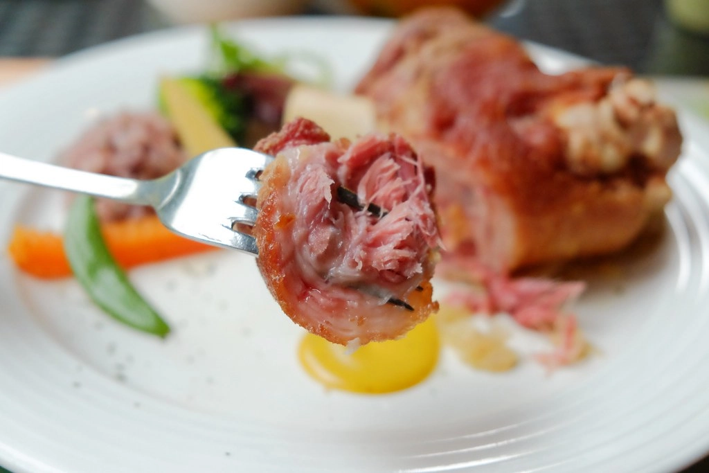 苗栗三義｜綠葉方舟，隱身於山林裡的森林系餐廳，大片草池湖畔美景超療癒 @飛天璇的口袋