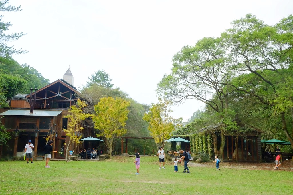 苗栗三義｜綠葉方舟，隱身於山林裡的森林系餐廳，大片草池湖畔美景超療癒 @飛天璇的口袋