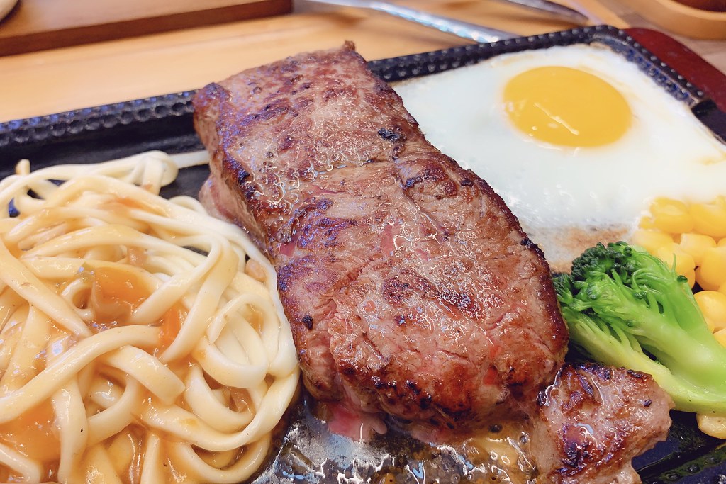 鐵火牛排┃樂軒旗下新品牌~平價鐵板牛排進駐新光三越，湯品飲料白飯甜點無限供應，還有台中名產東泉辣椒 @飛天璇的口袋