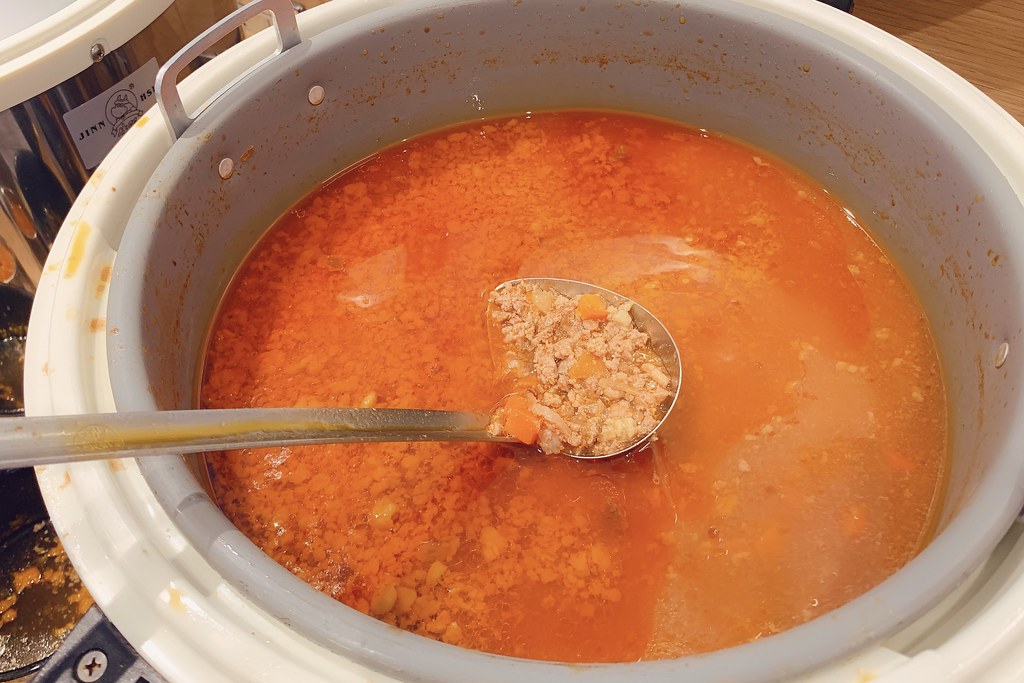 鐵火牛排┃樂軒旗下新品牌~平價鐵板牛排進駐新光三越，湯品飲料白飯甜點無限供應，還有台中名產東泉辣椒 @飛天璇的口袋