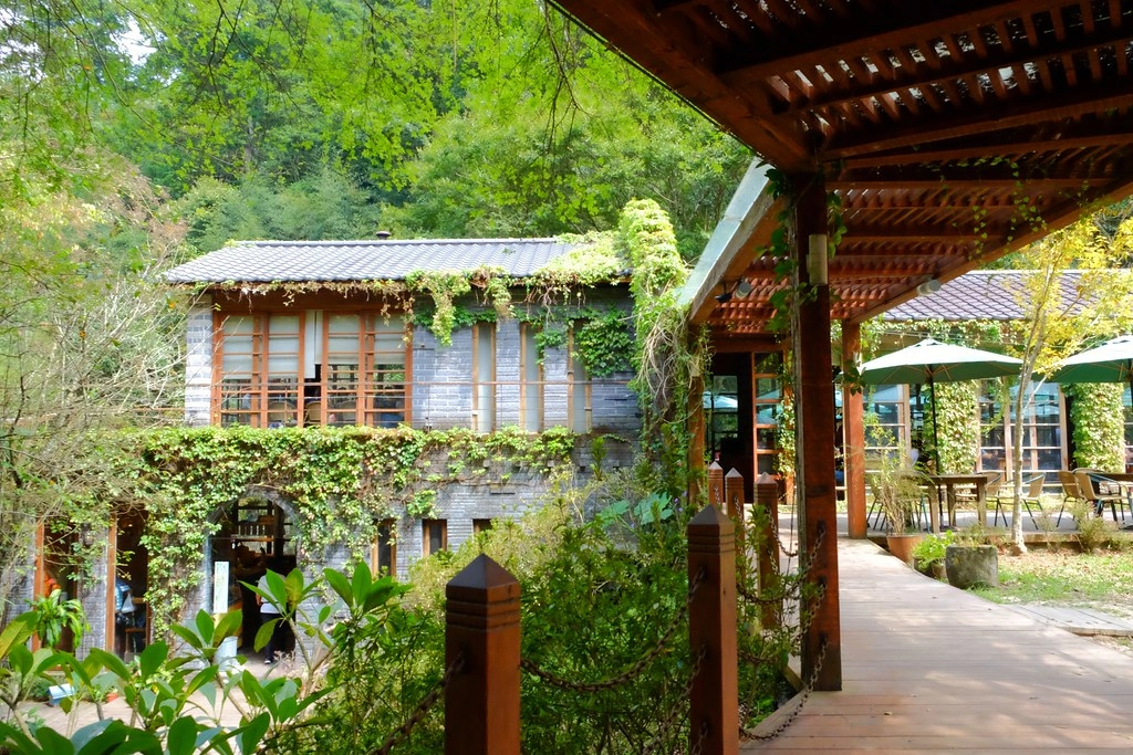 苗栗三義｜綠葉方舟，隱身於山林裡的森林系餐廳，大片草池湖畔美景超療癒 @飛天璇的口袋